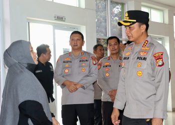 Kapolres Metro Depok Jenguk Anggota yang Dirawat di RS, Beri Dukungan Moril