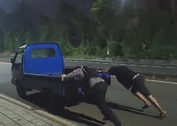 Patroli Presisi Polres Jakbar Bantu Warga, Mobil Mogok Didorong hingga Menyala