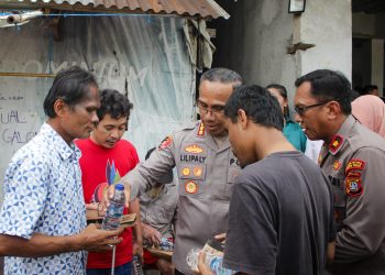 Kapolres Metro Jakarta Timur Bagikan 300 Nasi Box untuk Warga Kurang Mampu di Pinang Ranti