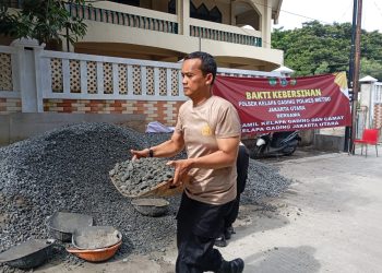 Bhabinkamtibmas Polsek Kelapa Gading Bantu Pengecoran Halaman Masjid Al-Amin