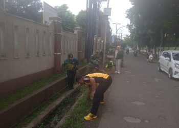Bhabinkamtibmas Padurenan Ikut Aksi Bersih-Bersih di Hari Peduli Sampah Nasional