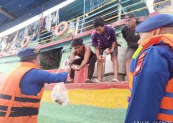 Polisi Bagi Makanan Gratis ke Nelayan di Kepulauan Seribu, Imbau Keselamatan di Laut