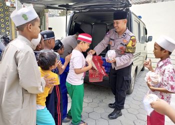 Polsek Cakung Gelar Kegiatan Jumat Peduli dengan Membagikan 150 Paket Snack di Masjid Jami Al – As Sholikin