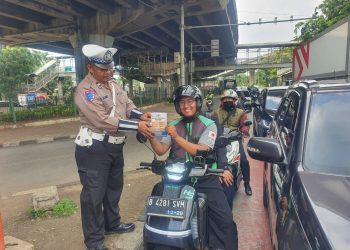 Sosialisasi Kamseltibcarlantas dalam Rangka Operasi Keselamatan Jaya 2025 di Jatinegara