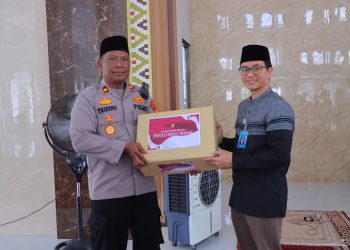Kapolres Metro Bekasi Gelar Safari Jumat Kamtibmas, Bagikan Puluhan Al-Qur’an ke Masjid Raya Al Azhar Jababeka