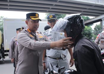 Turunkan Angka Kecelakaan, Polres Jakbar Bersama Jasa Raharja Bagikan Helm untuk Pengendara