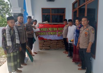 Polres Metro Bekasi Peduli Rumah Ibadah : Berikan Bantuan 50 Sak Semen untuk Masjid Jami Miftahul Jannah