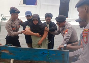 Polisi Humanis, Polsek Kepulauan Seribu Utara Bantu Penumpang Kapal yang Sakit Stroke di Dermaga Pulau Kelapa