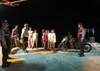 Polisi Baik dan Humanis, Patroli Malam Polsek Kepulauan Seribu Utara Cegah Tawuran Remaja