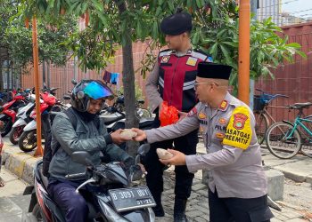 Wujudkan Syukurmu Berbagi Kebaikan, Satbinmas Bagikan Sarapan Gratis, Untuk Buruh