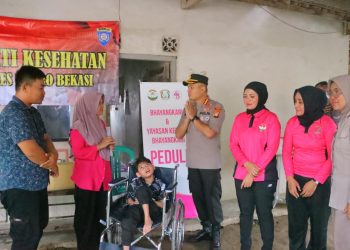 Kapolres Metro Bekasi Bersama Ketua Bhayangkari Cabang Metro Bekasi Berikan Kursi Roda untuk Warga Disabilitas di Cikarang Utara