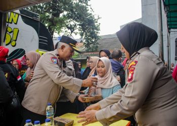 Bakti Sosial Polres Metro Jakarta Timur: Bagikan 300 Paket Makan Gratis untuk Warga Ceger