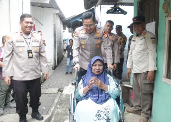 Kapolres Metro Jakarta Utara Berikan Kursi Roda Untuk Lansia Terdampak Banjir di Cilincing