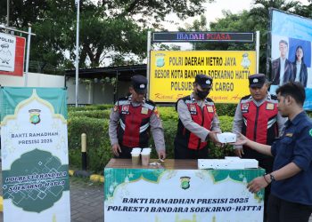 Awal Ramadhan 1446H, Polresta Bandara Soetta Bagi-bagi Takjil di Area Kargo