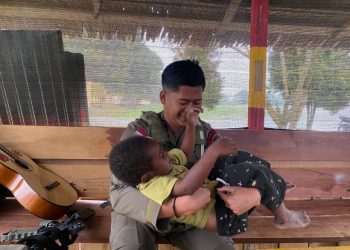 Kedekatan Bripda Wahyu dengan Anak Pegunungan Bintang, Wujud Humanisme Satgas Ops Damai Cartenz-2025
