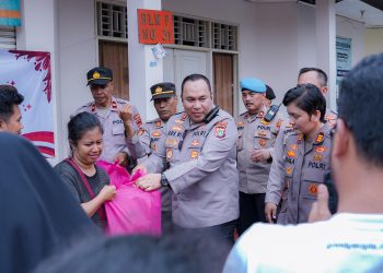 Kapolres Jaksel Tinjau Banjir di Komplek IKPN Bintaro, Warga Dapat Bantuan Sembako