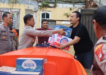 Polri-TNI Bagikan Makanan ke Warga Terdampak Banjir di Sawangan, Depok