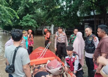 Polisi Evakuasi Lansia Korban Terdampak Banjir di Cengkareng