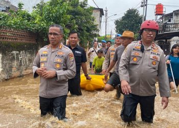 Kapolres Metro Jakarta Timur Tinjau Lokasi Banjir di Tanjung Sanyang Cawang, Banjir Kiriman Dihantam Secara Mendadak