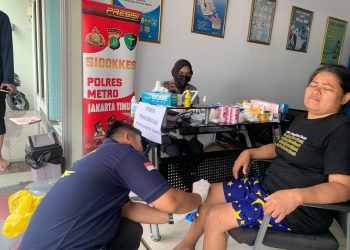 Polres Metro Jakarta Timur Gelar Posko Kesehatan untuk Korban Banjir di Cawang
