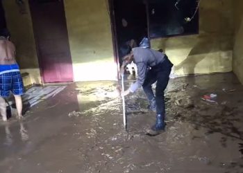 Banjir Terjang Cawang, Polres Metro Jakarta Timur Gelar Patroli dan Aksi Bersih – bersih untuk Warga Terdampak
