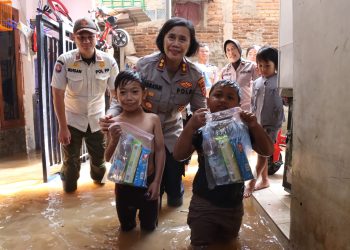 Polwan Polres Jakbar Turun ke Lokasi Banjir, Berikan Bantuan, Pemeriksaan Kesehatan hingga Trauma Healing