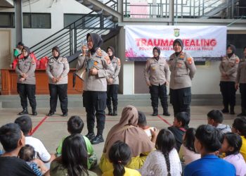 Polwan Polres Metro Jakarta Timur Gelar Trauma Healing bagi Anak-anak Korban Banjir di Cililitan