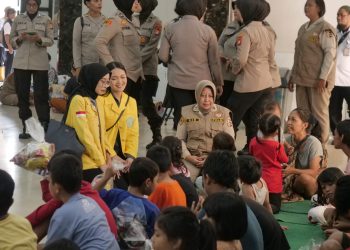 Polri Bersama Mahasiswa Beri Trauma Healing ke Korban Banjir Ciliwung