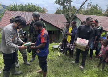 Satgas Ops Damai Cartenz-2025 Salurkan Bantuan Sembako untuk Warga Kiwirok