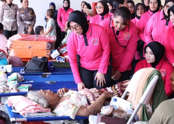 Yayasan Kemala Bhayangkari & Polres Metro Bekasi Kota Ulurkan Bantuan untuk Korban Banjir di Bekasi