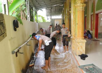 Kapolres Metro Bekasi Pimpin Bakti Sosial Bersihkan Masjid Terdampak Banjir di Babelan