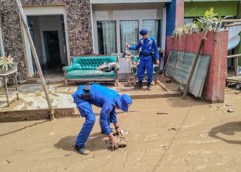 Pasca Banjir, Ditpolairud Polda Metro Jaya Bantu Warga Bersihkan Permukiman Di Jaktim