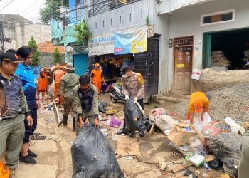 Bhabinkamtibmas Bidaracina Bersama Tiga Pilar Laksanakan Kerja Bakti Pasca Banjir di Tanjung Lengkong