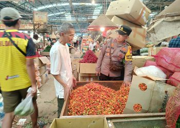 Polisi Gelar Patroli dan Pengecekan Harga Pangan di Pasar Induk Kramatjati