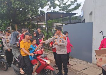 Kapolsek Duren Sawit Gelar Pembagian Takjil Bersama Ibu Bhayangkari untuk Masyarakat