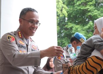 Kapolres dan Polwan Polres Jakarta Timur Bagikan Takjil dan Makanan Gratis untuk Warga Terdampak Banjir di Gedong