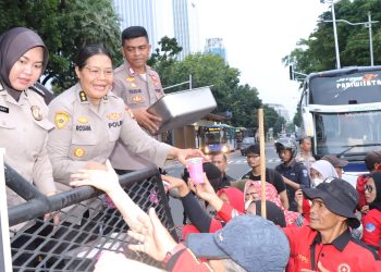 Polres Metro Jakarta Pusat Buka Dapur Lapangan dan Bagikan Takjil di Sekitar Monas