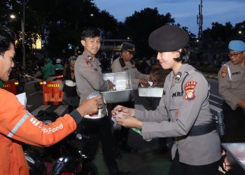 Polres Metro Jakarta Pusat Buka Dapur Lapangan dan Bagikan Takjil di Sekitar Monas