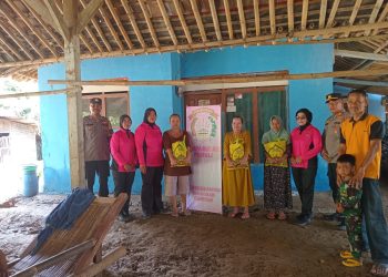 Gelar Bakti Sosial Peduli Terhadap Sesama Warga Terdampak Banjir, Polsek Cibarusah Salurkan Bantuan