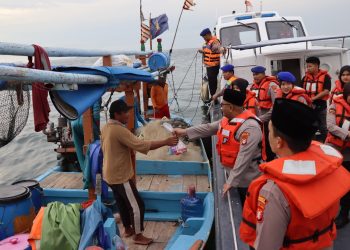 Kapolres Kepulauan Seribu Bagikan Takjil untuk Nelayan dalam Safari Ramadhan