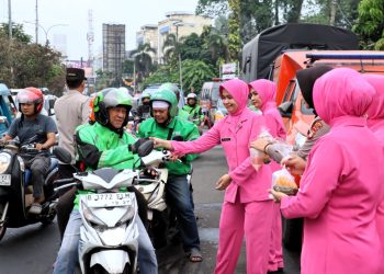 Kapolres Metro Depok dan Ketua Bhayangkari Bagikan Takjil untuk Pengguna Jalan di Depan Mapolres