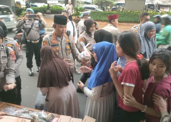 Kapolres Metro Jakpus Berbagi 200 Takjil dan 200 Minuman Untuk Warga Tanah Abang