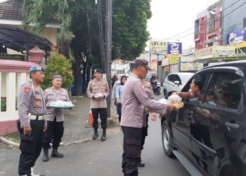 Polsek Bekasi Selatan Tebar Berkah Ramadhan, Bagikan Takjil Gratis untuk Pengguna Jalan