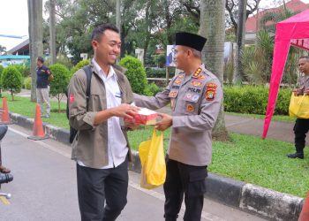 Kapolres Metro Bekasi Berbagi Takjil untuk Pengguna Jalan di Bulan Suci Ramadhan