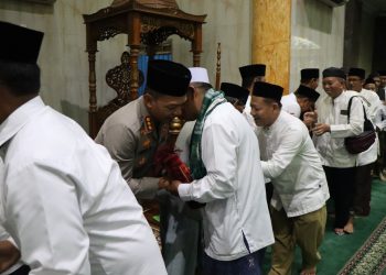 Kapolres Metro Depok dan Wali Kota Laksanakan Tarawih Keliling di Masjid Al-Barkah