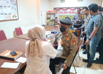 Jaga Kesehatan Personil, Sie Dokkes Polres Metro Bekasi Laksanakan Pengecekan Kesehatan Rutin bagi Anggota Polsek Babelan