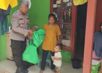 Polri berbagi, Bhabinkamtibmas Salurkan Bantuan Pasca Banjir di Bojong Menteng