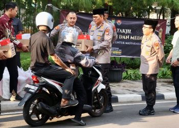 Berkah Ramadan, Kapolda Metro Jaya Gelar Aksi Sosial Berbagi Takjil Bersama Media