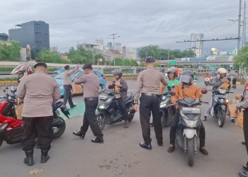 Bagi-bagi Takjil, Polisi Ditpamobvit PMJ Gelar Buka Puasa Bareng Warga di Depan DPR