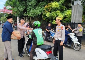 Polsek Pagedangan Polres Tangsel Gelar Kegiatan Bagi-bagi Takjil kepada Masyarakat